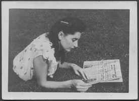 Photograph of Sala Kirschner reading the Yiddish-language Daily Forward in Central Park, New York, 1946